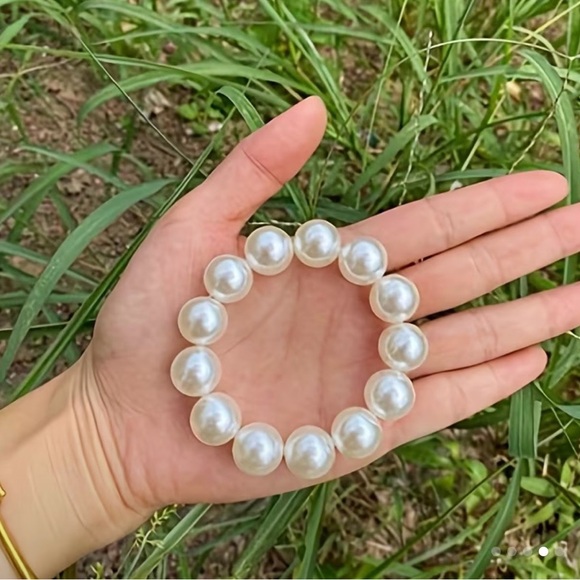 Elegant Pearl Hair Tie - Picture 2 of 3